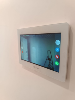 XTS 7IP WH WIFI Абонентское IP-устройство hands-free с сенсорным 7’’ дисплеем, Wi-Fi модулем, локальным и POE питанием, цвет белый лёд 840CH-0060