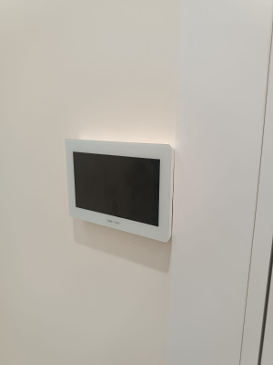 XTS 7IP WH WIFI Абонентское IP-устройство hands-free с сенсорным 7’’ дисплеем, Wi-Fi модулем, локальным и POE питанием, цвет белый лёд 840CH-0060