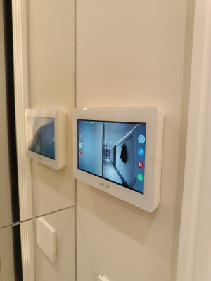XTS 7IP WH WIFI Абонентское IP-устройство hands-free с сенсорным 7’’ дисплеем, Wi-Fi модулем, локальным и POE питанием, цвет белый лёд 840CH-0060