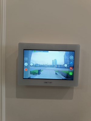 XTS 7IP WH WIFI Абонентское IP-устройство hands-free с сенсорным 7’’ дисплеем, Wi-Fi модулем, локальным и POE питанием, цвет белый лёд 840CH-0060