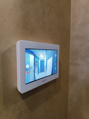 XTS 7IP WH WIFI Абонентское IP-устройство hands-free с сенсорным 7’’ дисплеем, Wi-Fi модулем, локальным и POE питанием, цвет белый лёд 840CH-0060
