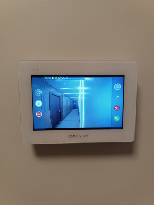 XTS 5IP WH Абонентское IP-устройство hands-free с сенсорным 5’’ дисплеем, локальным и POE питанием, цвет белый лёд 840CH-0090
