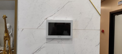 XTS 7IP WH WIFI Абонентское IP-устройство hands-free с сенсорным 7’’ дисплеем, Wi-Fi модулем, локальным и POE питанием, цвет белый лёд 840CH-0060