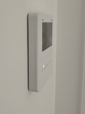 PLX V IP - Абонентское видеоустройство hands-free с сенсорными клавишами для системы IP360, 5" ЖК-дисплеем, цвет белый, матовый 840CH-0190