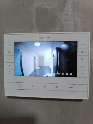 FUTURA IP WH Абонентское IP-устройство hands-free с цветным 7" дисплеем, сенсорными клавишами и питанием PoE, цвет белый лёд 62100560