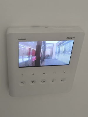 PLX V IP - Абонентское видеоустройство hands-free с сенсорными клавишами для системы IP360, 5" ЖК-дисплеем, цвет белый, матовый 840CH-0190